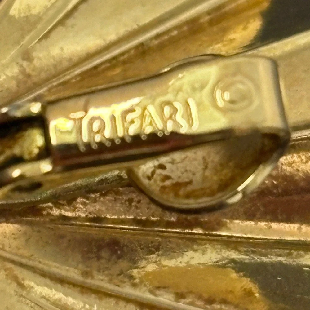 Trifari Women Clip On Earrings OS Gold Shell Vintage‎ Ribbed Scalloped 9404